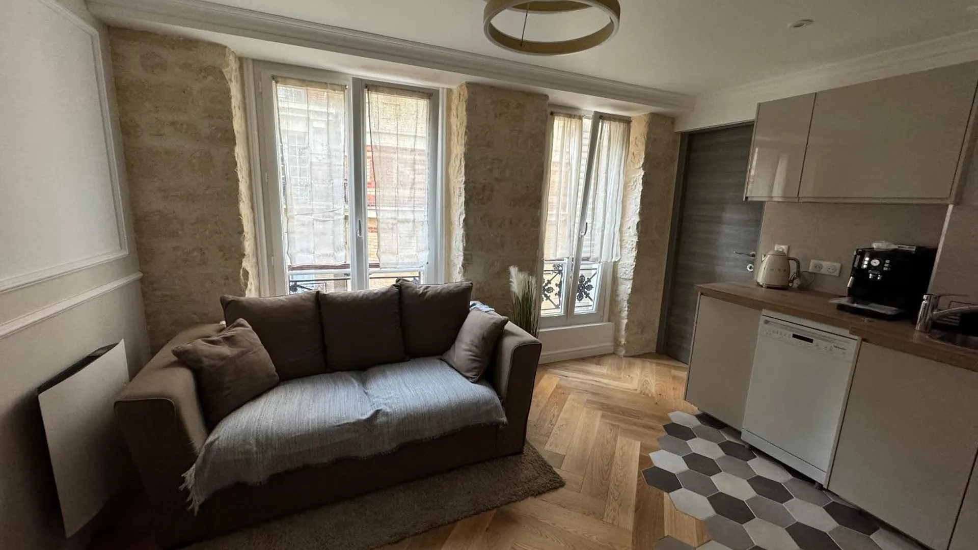 Apartment 8 Eme